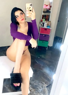 Karely Ruiz feet photo thumbnail