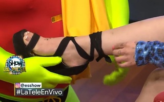 Karely Ruiz feet photo thumbnail