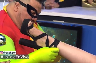 Karely Ruiz feet photo thumbnail