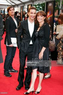 Karen Allen feet photo thumbnail