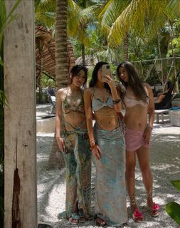 Karen Fukuhara feet photo thumbnail