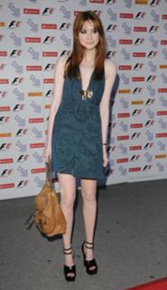 Karen Gillan feet photo thumbnail