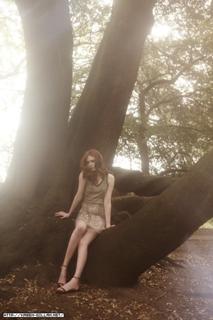 Karen Gillan feet photo thumbnail