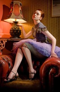 Karen Gillan feet photo thumbnail