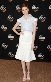 Karen Gillan feet photo thumbnail