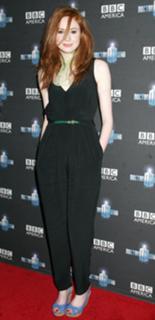 Karen Gillan feet photo thumbnail
