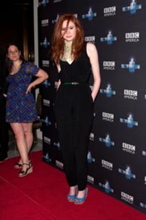 Karen Gillan feet photo thumbnail