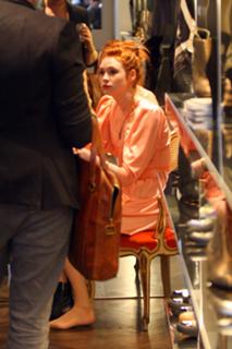 Karen Gillan feet photo thumbnail