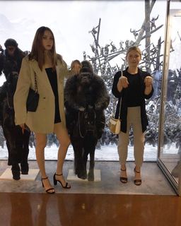 Karen Gillan feet photo thumbnail