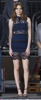 Karen Gillan feet photo thumbnail