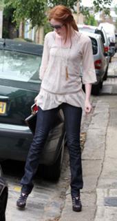 Karen Gillan feet photo thumbnail