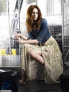 Karen Gillan feet photo thumbnail
