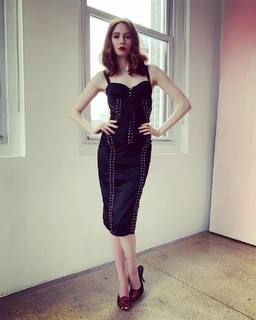 Karen Gillan feet photo thumbnail