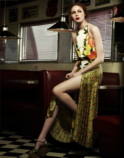 Karen Gillan feet photo thumbnail