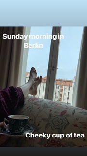 Karen Gillan feet photo thumbnail
