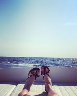 Karen Gillan feet photo thumbnail