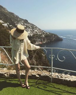Karen Gillan feet photo thumbnail