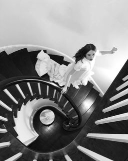 Karen Gillan feet photo thumbnail