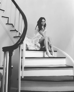 Karen Gillan feet photo thumbnail