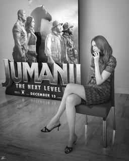 Karen Gillan feet photo thumbnail