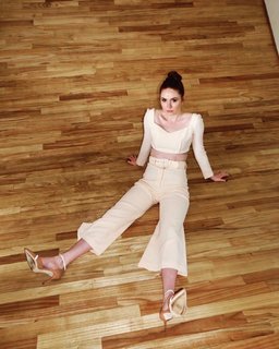 Karen Gillan feet photo thumbnail