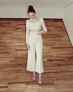 Karen Gillan feet photo thumbnail
