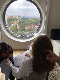 Karen Gillan feet photo thumbnail