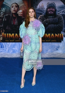 Karen Gillan feet photo thumbnail