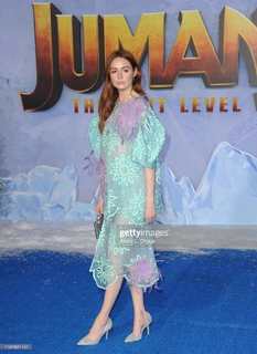 Karen Gillan feet photo thumbnail