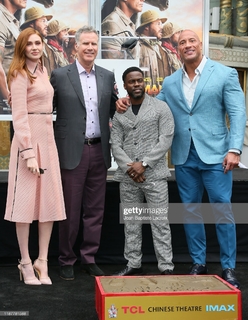 Karen Gillan feet photo thumbnail