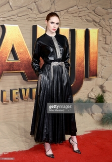 Karen Gillan feet photo thumbnail