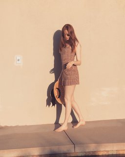 Karen Gillan feet photo thumbnail