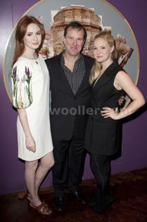 Karen Gillan feet photo thumbnail