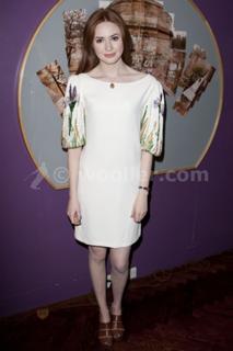 Karen Gillan feet photo thumbnail