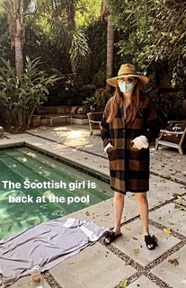 Karen Gillan feet photo thumbnail