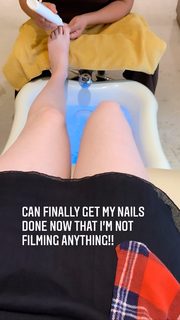 Karen Gillan feet photo thumbnail