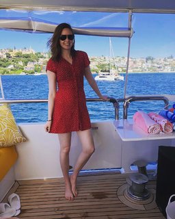 Karen Gillan feet photo thumbnail