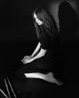 Karen Gillan feet photo thumbnail