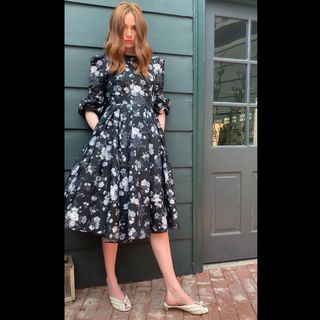 Karen Gillan feet photo thumbnail