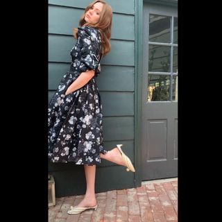 Karen Gillan feet photo thumbnail