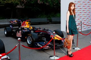 Karen Gillan feet photo thumbnail