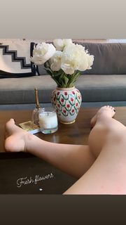 Karen Gillan feet photo thumbnail