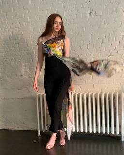 Karen Gillan feet photo thumbnail