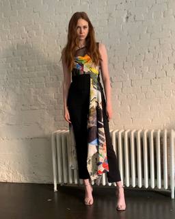 Karen Gillan feet photo thumbnail