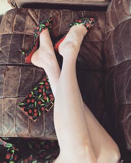 Karen Gillan feet photo thumbnail