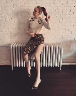 Karen Gillan feet photo thumbnail