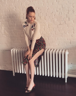 Karen Gillan feet photo thumbnail