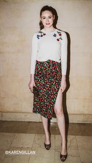Karen Gillan feet photo thumbnail