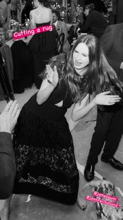 Karen Gillan feet photo thumbnail
