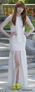 Karen Gillan feet photo thumbnail